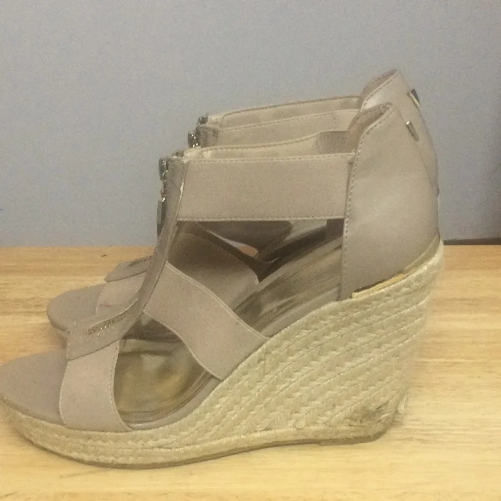 🌞 Guess Lauren wedge heels beige gold zip up front 4” high women shoe size 8